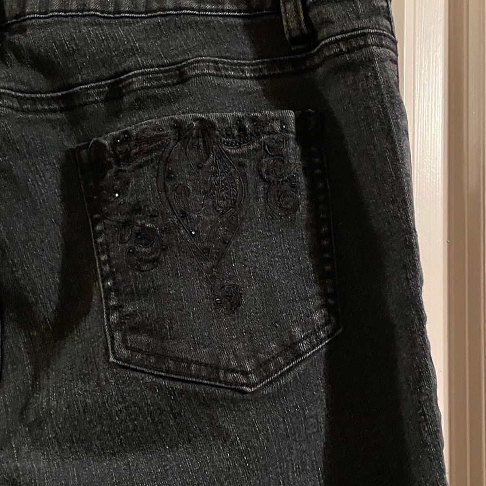 ROZ & ALI Black Bootcut Mid Rise
Stretchy Jeans W sequins/embroidery
Petite 12 - Picture 5 of 14